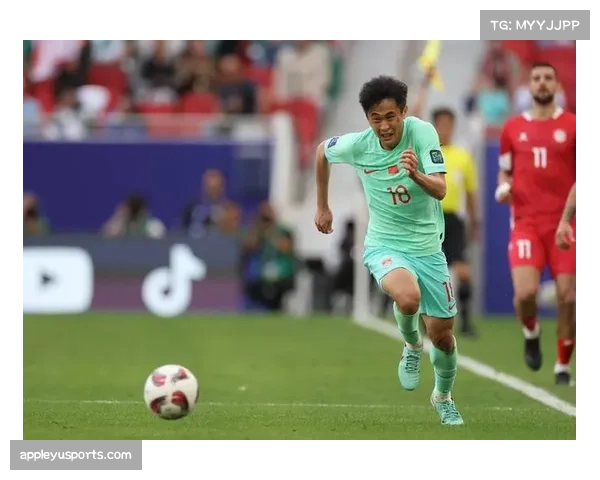 场边镜头：门兴主帅塞瓦内因抗议判罚吃到黄牌